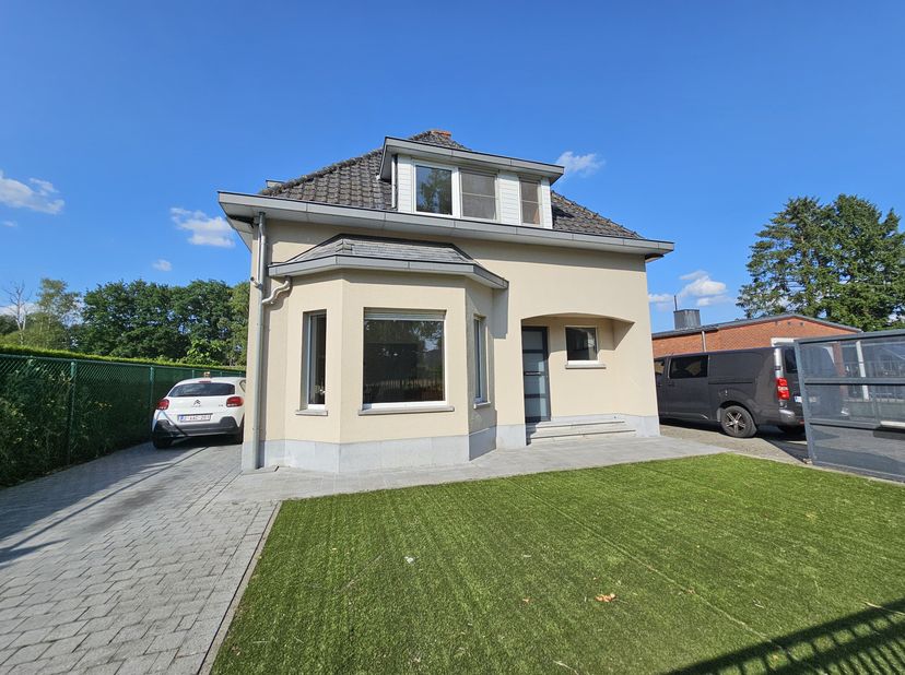 Instapklare gezinswoning met 3 slaapkamers, 2 badkamers, aangelegde tuin met zwembad én grote atelier/werkplaats in hartje Leopoldsburg! &lt;br /&gt;
&lt;br /&gt;