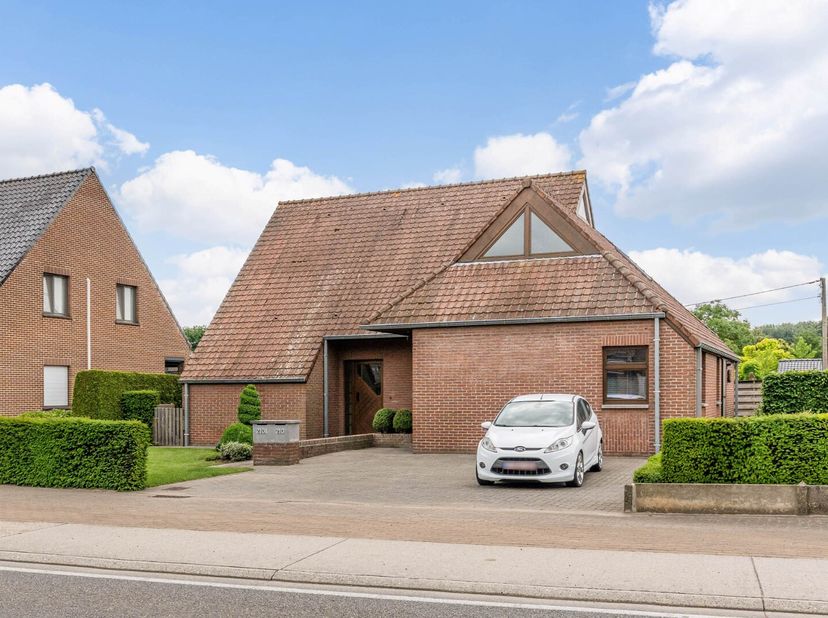 Deze ruime woning is gelegen op een perceel van 9a60ca langs de Opitterkiezel, de doorgangsweg tussen Opitter en Bree. De woning beschikt over 2 apart