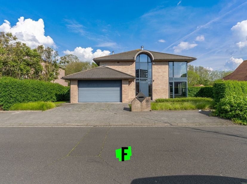 Ontdek deze unieke vrijstaande woning in de gewilde Vuurtorenwijk van Oostende, slechts vijf minuten wandelen van zee en strand. Dit huis biedt het ul