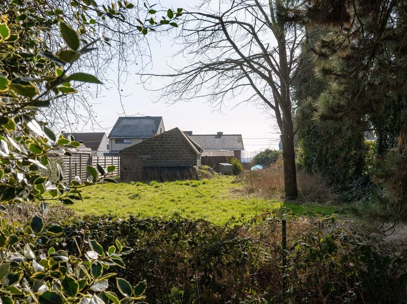 In een rustige dorpskern van Wijnendale bevindt zich deze te renoveren gezinswoning, omgeven door een groene en landelijke omgeving. De woning ligt op