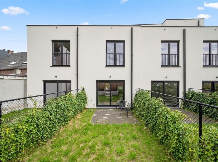 Vanop uw overdekte en gunstig georiënteerde zonneterras op de 2de verdieping kijkt u uit op de Schelde. U betaalt 3% registratie voor deze BEN-woning