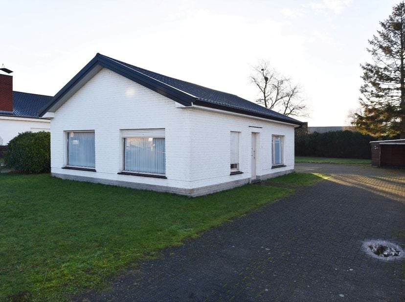 Open bebouwing op 882 m² met inkom, woonkamer, keuken, berging, toilet, 2 slaapkamers, badkamer met ligbad, lavabo en toilet, stookplaats, garage en z