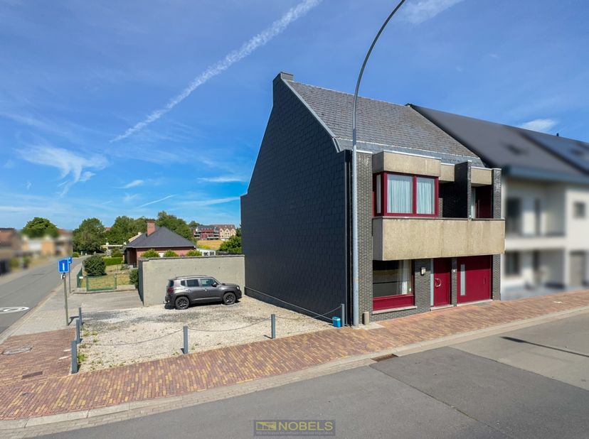 Op een CENTRALE EN GOED BEREIKBARE LOCATIE in Brakel bevindt zich deze RUIME HALFOPEN BEBOUWING met INPANDIGE GARAGE, GROTE TUIN, TERRAS en een AANPAL