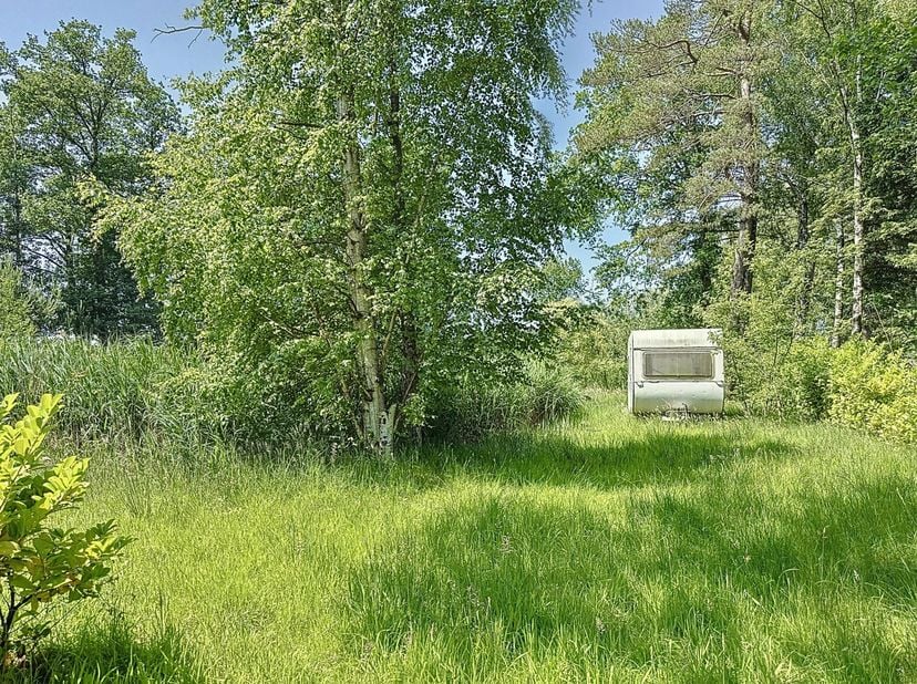 Bent u op zoek naar een rustige plek om te ontspannen in de natuur, met ruimte om een recreatiewoning te bouwen? Deze prachtige recreatiegrond van 215