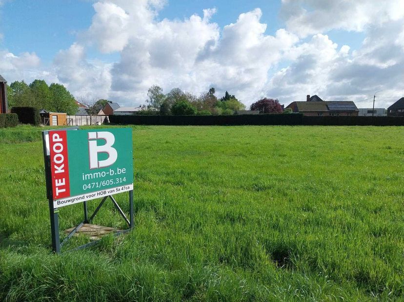 Mooi gelegen bouwgrond met een oppervlakte van 5a 47ca.&lt;br /&gt;
De grond heeft een straatbreedte van 12m en is geschikt voor half-open bebouwing.&lt;br /&gt;