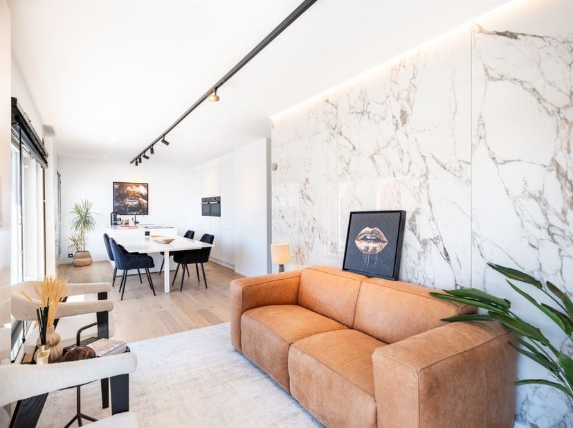 In het pittoreske Sint-Idesblad, in de residentie La Molière, stellen wij u dit magnifiek penthouse appartement met twee GROTE dakterrassen voor. Qua