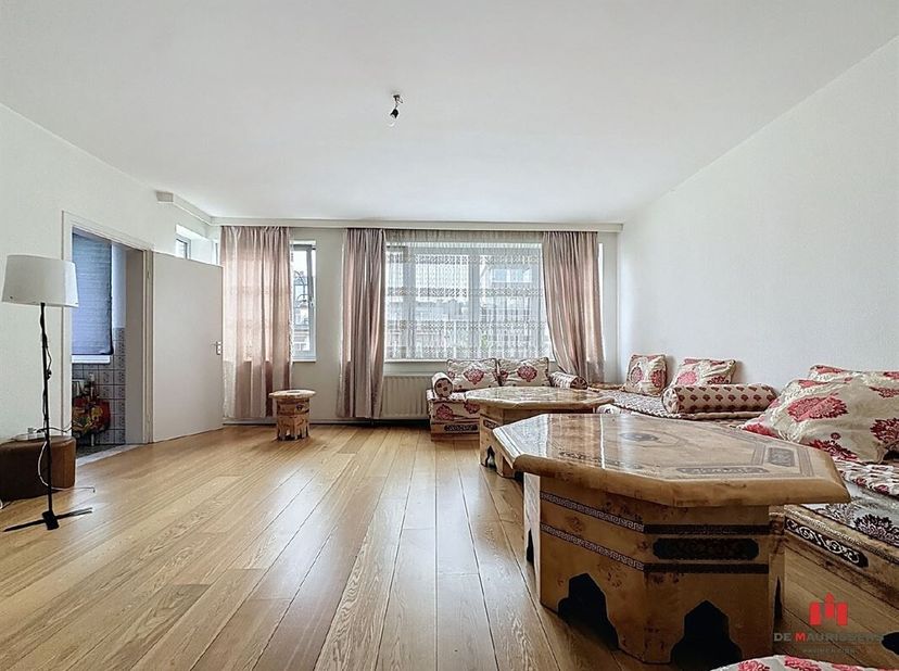 A proximité du parc Roi Baudouin très  bel appartement LUMINEUX +/- 113  m²  au 2ème  étage/4  d&#039;un petit immeuble de 9 unités composé d&#039;un grand hall