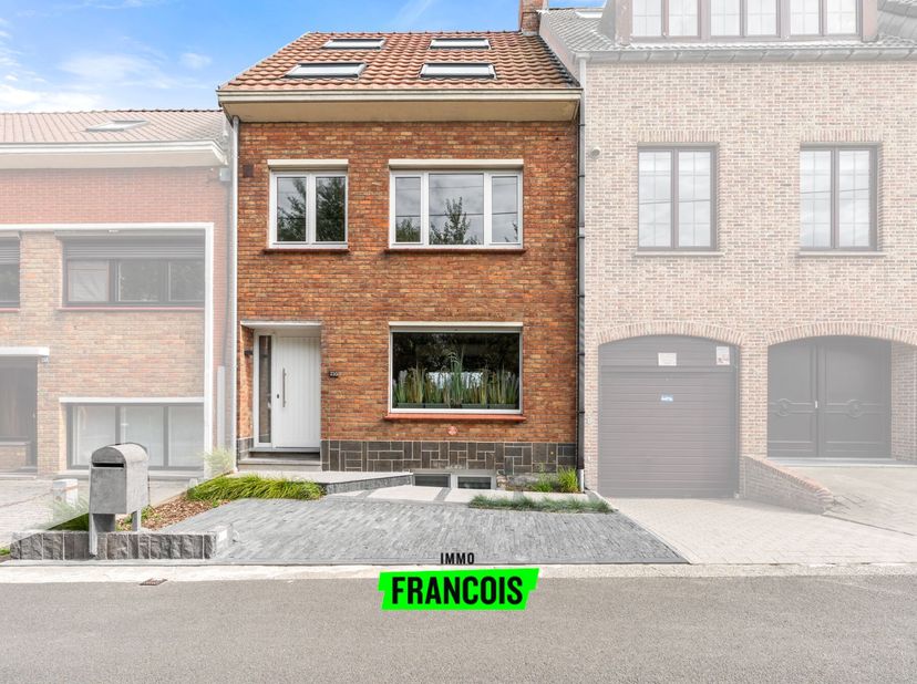 Située dans la Duinenweg à Middelkerke, à quelques pas de la mer et de la plage, cette maison en grande partie terminée dispose dun vaste jardin ensol