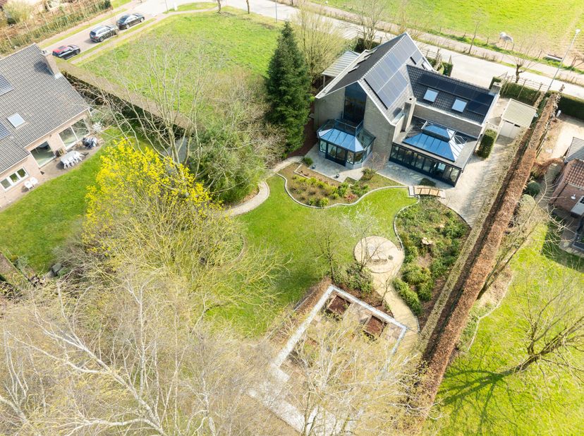 Deze prachtige architectenwoning gelegen te Hamme (Merchtem) met een woonoppervlakte van 394m2, recent gerenoveerd is een pareltje voor het oog!&lt;br /&gt;