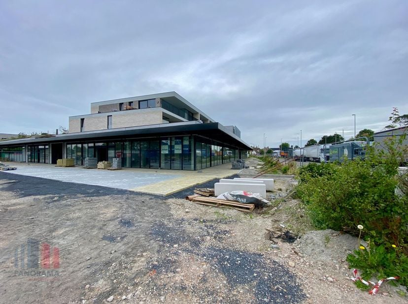 Fenomenaal gelegen nieuwbouw handelspand met een oppervlakte van 651 m² (uitbreidbaar tot 1.302 m²) te huur langs de bedrijvige Ieperse Steenweg, vlak