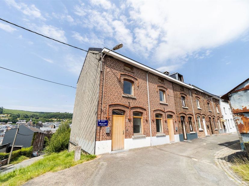 ! SOUS OPTION ! L&#039;agence Antoine Immobilier de Stavelot vous propose à la vente cette charmante petite maison proche du centre de Stavelot. Entièremen