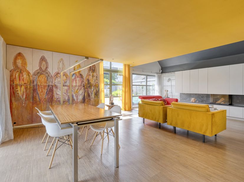 Deze prachtige villa te koop in Brugge is ideaal voor diverse woonwensen! Op heden is de woning voorzien van 2 praktijkruimtes. Dit met een aparte toe