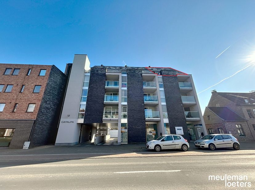 Dit duplexappartement is gelegen in residentie Catalpa op wandelafstand van het commercieel centrum van Oostkamp.&lt;br /&gt;
Het appartement heeft een inko