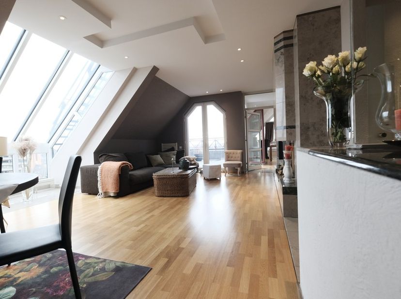 PENTHOUSE GELEGEN OP HET BRUISENDE DUSARTPLEIN MET 2 SLAAPKAMERS EN EEN DUBBELE GARAGE.&lt;br /&gt;
Dit luxueus uitgeruste appartement kan je terugvinden in