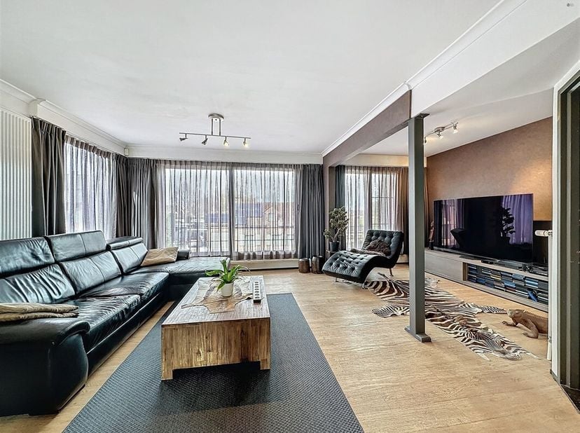 Instapklare, gerenoveerde woning met groot magazijn op een perceel van 1073m²&lt;br /&gt;
BEZOEK reservatie via SMS naar 0470/30.20.10.&lt;br /&gt;
LIGGING: Deze