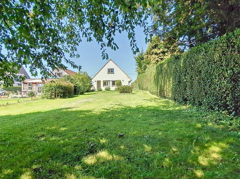 Quartier BARA  Ravissante villa de charme face aux champs&lt;br /&gt;
Dans le quartier prisé de la Chaussée Bara, au calme absolu et avec une vue dégagée su