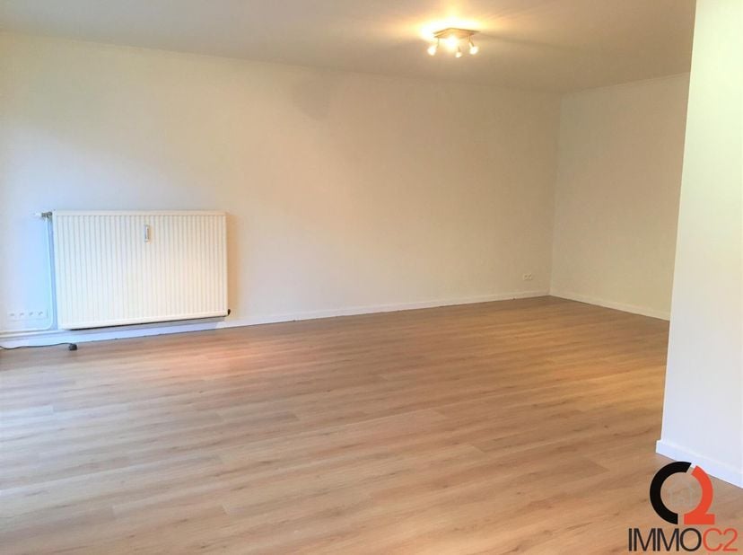 Centraal gelegen GERENOVEERD appartement in het centrum van Tessenderlo op de eerste verdieping, bestaande uit:&lt;br /&gt;
 + Inkomhall&lt;br /&gt;
+ Ruime leefr