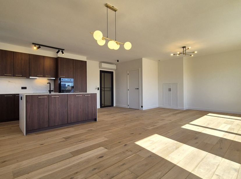 Dit volledig gerenoveerde appartement aan de Kokelaarstraat 45 combineert luxe, comfort en duurzaamheid. Hoogwaardige materialen zoals eiken parket, m