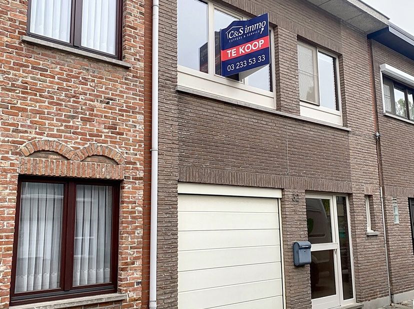 Te renoveren gesloten bebouwing in rustige straat te Kontich, op wandelafstand van het centrum.&lt;br /&gt;
Deze woning uit 1977, aangevuld met een veranda,