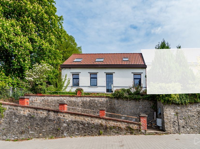 A proximité des axes principaux, en surplomb de la rue et sur un terrain de 6a 90ca, bonne maison 3F de caractère en cours de rénovation. Elle est com