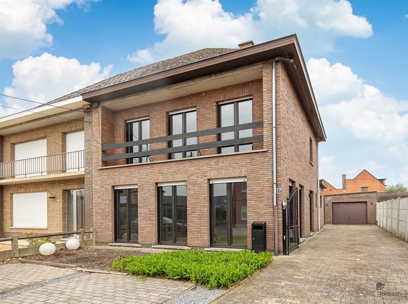 Charmante woning in Rillaar met veel potentieel, rustig gelegen en toch dichtbij verbindingswegen, winkels en scholen. De woning biedt 175 m² bewoonba