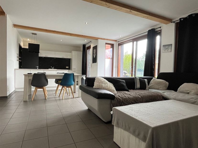 Très belle maison 3 chambres sise dans un quartier calme de Templeuve.&lt;br /&gt;
Le bien d&#039;une superficie habitable de +/- 100m² se compose : &lt;br /&gt;
Au re