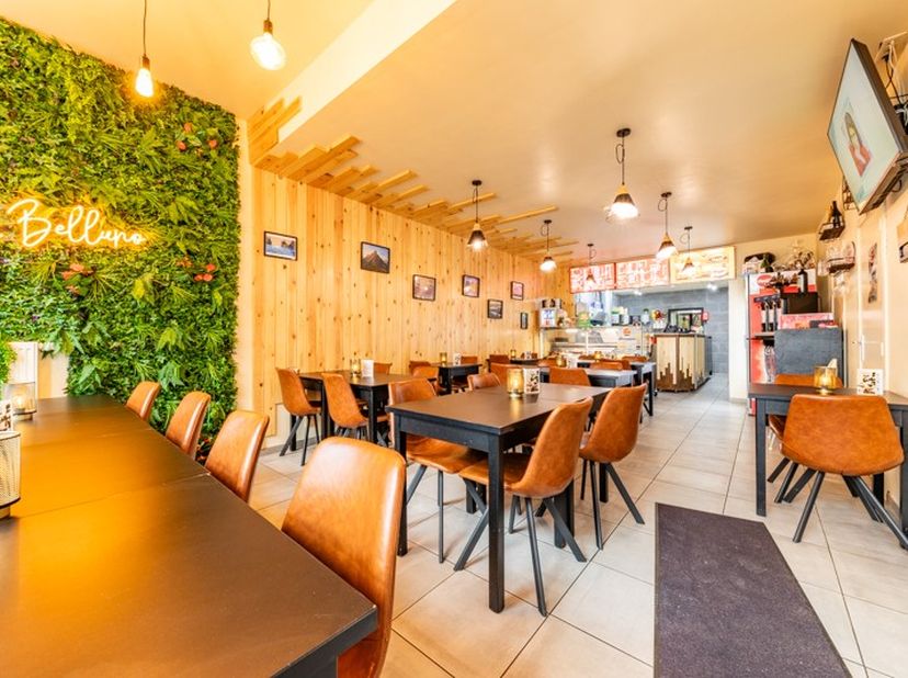 Superbe rez-de-chaussée commercial à vendre en face de la gare d&#039;Ath, occupé actuellement par une friterie (fond de commerce à remettre). Totalement r