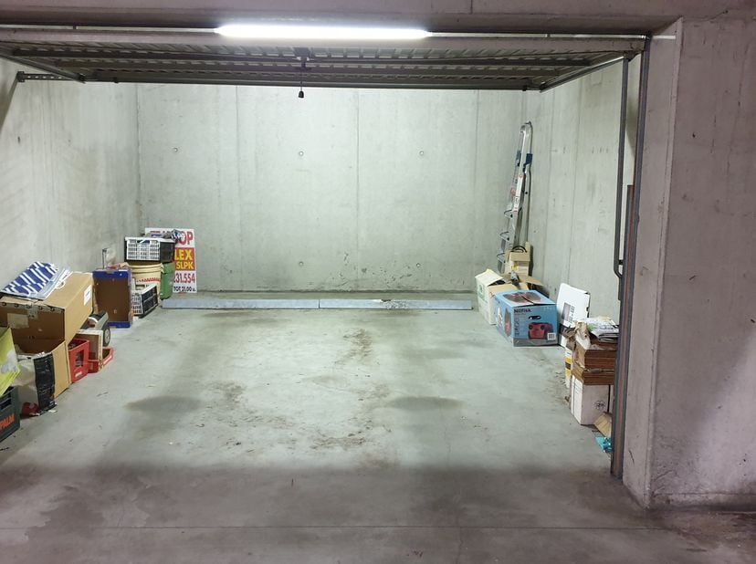 Ruime afgesloten garagebox in het centrum van 1830 MACHELEN. &lt;br /&gt;
Hopelijk bent u voorbereid op het grote komende parkingprobleem.  &lt;br /&gt;
Er zal ee