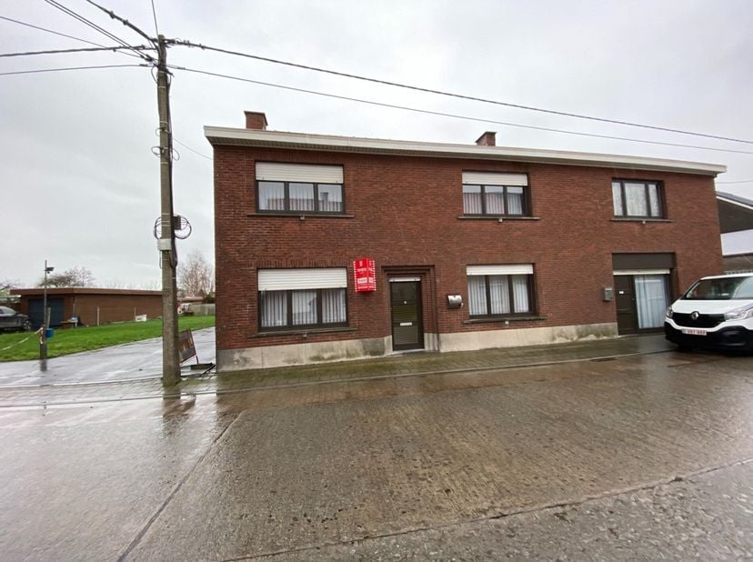 De woning bestaat uit:&lt;br /&gt;
Gelijkvloers: Inkomhal - bureau - ruime leefruimte - leefkeuken - badkamer&lt;br /&gt;
Verdieping: nachthal - 4 slaapkamers&lt;br