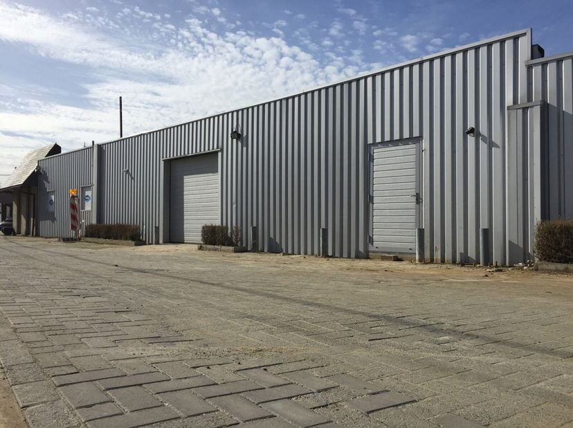 Opslagplaats of atelier te huur gelegen op een verbindingsbaan op de grens tussen Putte/Keerbergen/Bonheiden.&lt;br /&gt;
Totale oppervlakte 755 m2 bestaand
