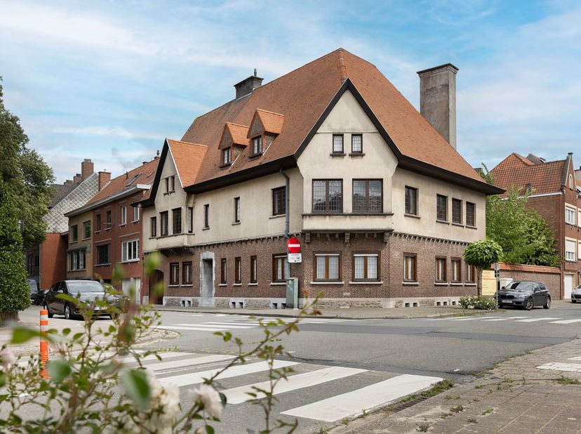 In de www.pyckestraat29.be (url kopiëren en plakken indien doorklikken niet lukt) in Kortrijk stellen we jou graag deze ruime eigendom voor. Tot voor