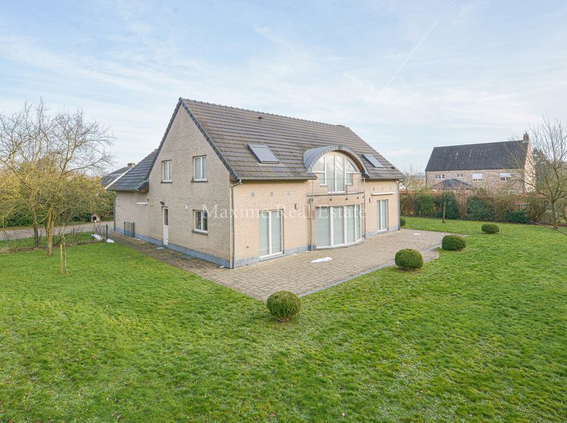 Maxime Real Estate présente une magnifique villa 4 façades de +/- 245 m² sur un terrain de 24 ares, dans un quartier résidentiel et verdoyant à proxim
