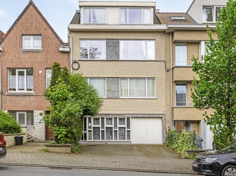 Op een centrale locatie te Watermaal-Bosvoorde, in de Lieve-Heers-Beestjeslaan 19, unifamiliaal huis te koop van ± 320 m²  met nu 3 verhuurde appartem