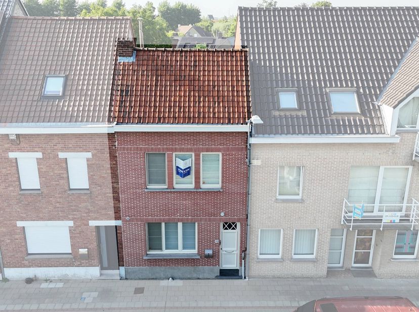 Instapklare woning met grote garage en uitweg in Harelbeke!&lt;br /&gt;
Bij het betreden van de woning kom je terecht in de gezellige en lichtrijke leefruim