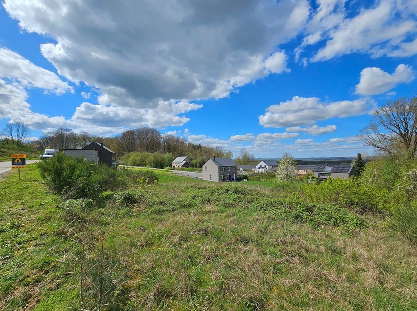 Antoine immobilier vous propose ce superbe terrain à bâtir à Wéris (Durbuy), l&#039;un des plus beaux villages de Wallonie. Ce terrain d&#039;une superficie de