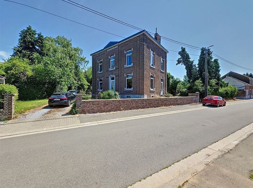 Visites et infos : 0475.392.444 - Une adresse unique à Viemme : ancienne école réhabilitée avec volumes exceptionnels et charme historique. Offrez-vou