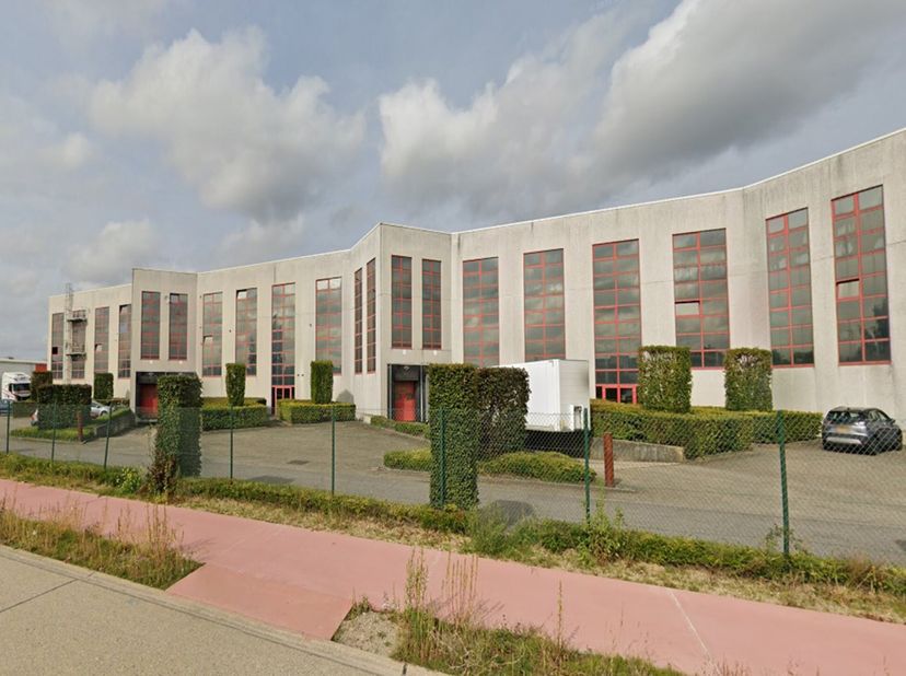 Logistieke site van 12.928m² in industriegebied met uitbreidingsmogelijkheden van minstens 10 000 m2 of meer  met verhard terrein, laadkades, crossdoc