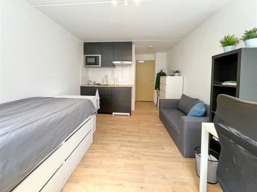 Vous êtes à la recherche d&#039;un premier logement ou d&#039;un investissement dans le centre de Louvain ? Ce studio de 21m² au rez-de-chaussée, récemment réno