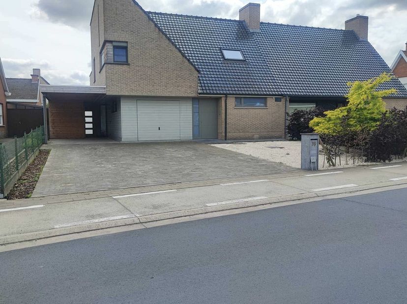Recent vernieuwde woning dicht bij het centrum van Meulebeke met: &lt;br /&gt;
&lt;br /&gt;
- 3 slaapkamers met ingebouwde kasten&lt;br /&gt;
- 1 dressing&lt;br /&gt;
- ingeb