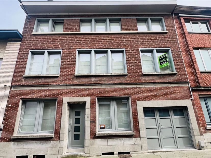 Cette demeure d&#039;exception, parfaitement entretenue, vous accueille dans un cocon de tranquillité, tout en étant stratégiquement située à proximité de