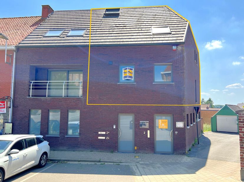 In het charmante heksendorp Beselare bevindt zich dit ruime duplex-appartement van 123 m² op de eerste verdieping van een recent gebouw (2010) met lif