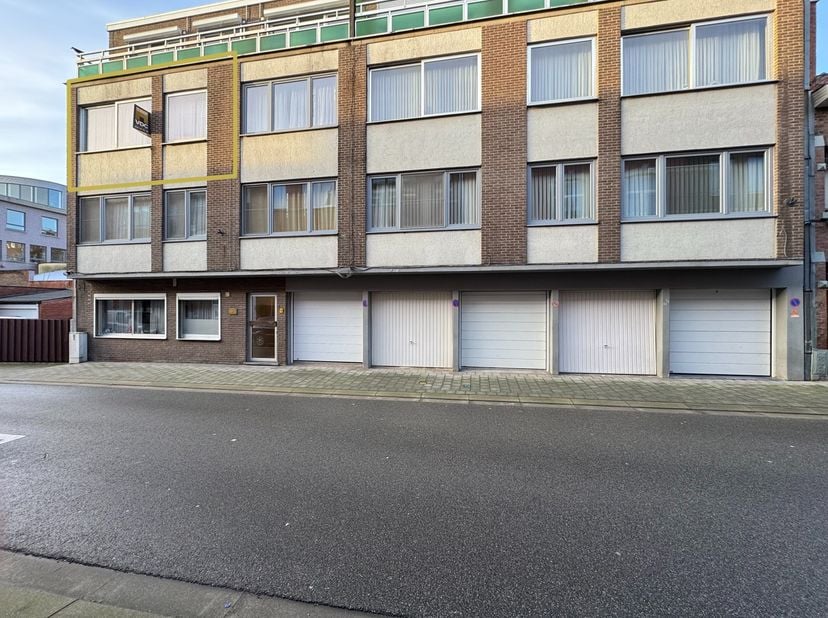Op de tweede verdieping van Residentie Flory vinden we dit twee slaapkamerappartement terug.&lt;br /&gt;
&lt;br /&gt;
Het appartement wordt verder ingedeeld met e