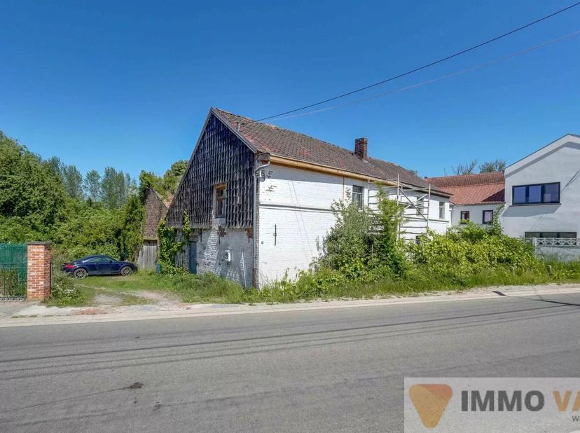 Deze te renoveren hoeve met binnenkoer en stallingen in de Molenstraat 35 in Bilzen-HoeseLt biedt heel wat mogelijkheden.&lt;br /&gt;
De hoeve is gelegen op
