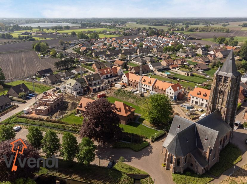 Aan de rand van het centrum op een zeer unieke en rustige locatie onder de schaduw van de Sint-Michielskerk treft u dit stijlvolle en authentieke nieu