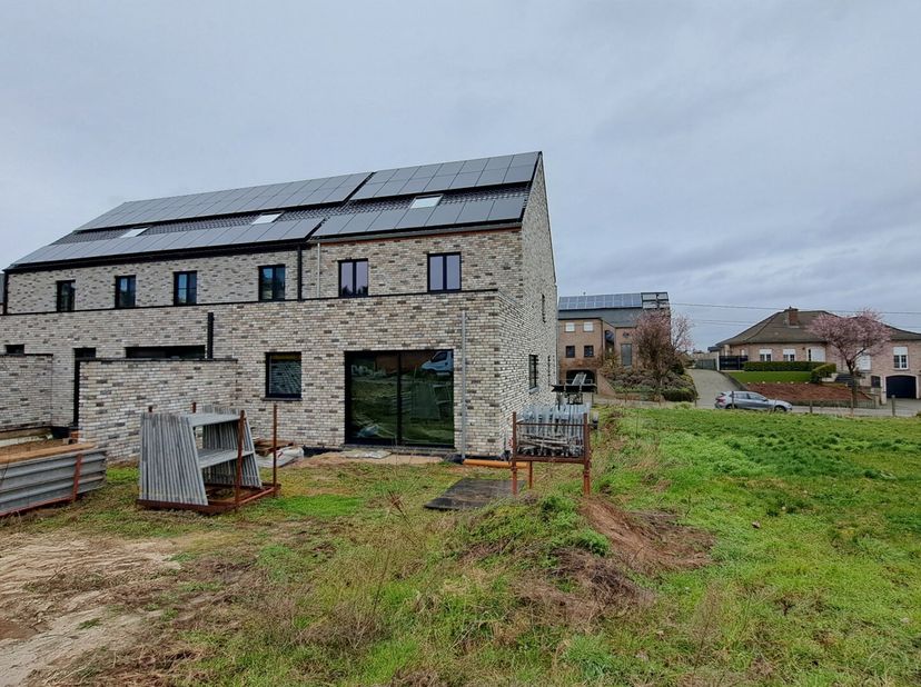 Zeer mooie casco woning gelegen in het gezellige Goetsenhoven. Het pand heeft PVC en ALU ramen met HR+ beglazing, 21 zonnepanelen en regenwaterput van
