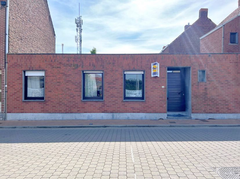 Dit lichtrijke, gelijkvloerse appartement omvat een inkomhal, gezellige living, open keuken, badkamer, apart toilet, één slaapkamer en een praktische