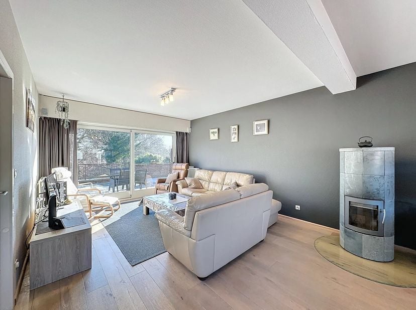 Dit appartement is ideaal gelegen nabij de invalswegen naar Hasselt en Eindhoven. Het biedt een uitstekende combinatie van comfort en stijl, met een s