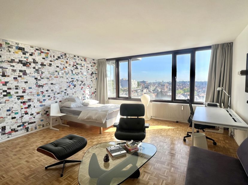 IXELLES, idéalement situé sur lAvenue Louise entre la place du Châtelain et les Étangs dIxelles, lumineux STUDIO meublé de ±44m². Situé au 9ème étage