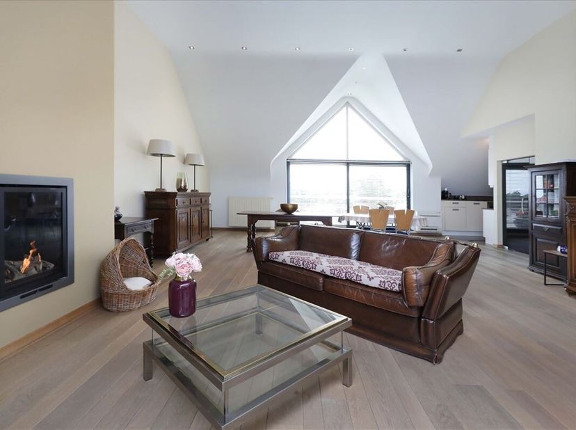 Gunstig gelegen penthouse met 2 (mogelijk 3) slaapkamers, 2 terrassen én een ondergrondse garagebox&lt;br /&gt;
Omgeving:&lt;br /&gt;
+ Gunstig en centraal gelege