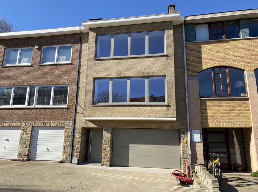 Bel appartement duplex entièrement rénové avec terrasse, idéalement situé à 50m de l&#039;école allemande et à 500m de l&#039;arrêt de tramway (Tram 39).&lt;br /&gt;